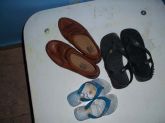 2 chinelo e 1 sapato